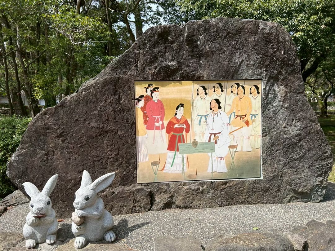 出雲大社の境内にある因幡の白兎の神話の絵と、うさぎの石像2羽
